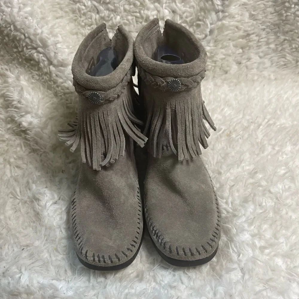 Minnetonka Hi Top Back Zip Boot Grey Suede with fringe accent SZ7